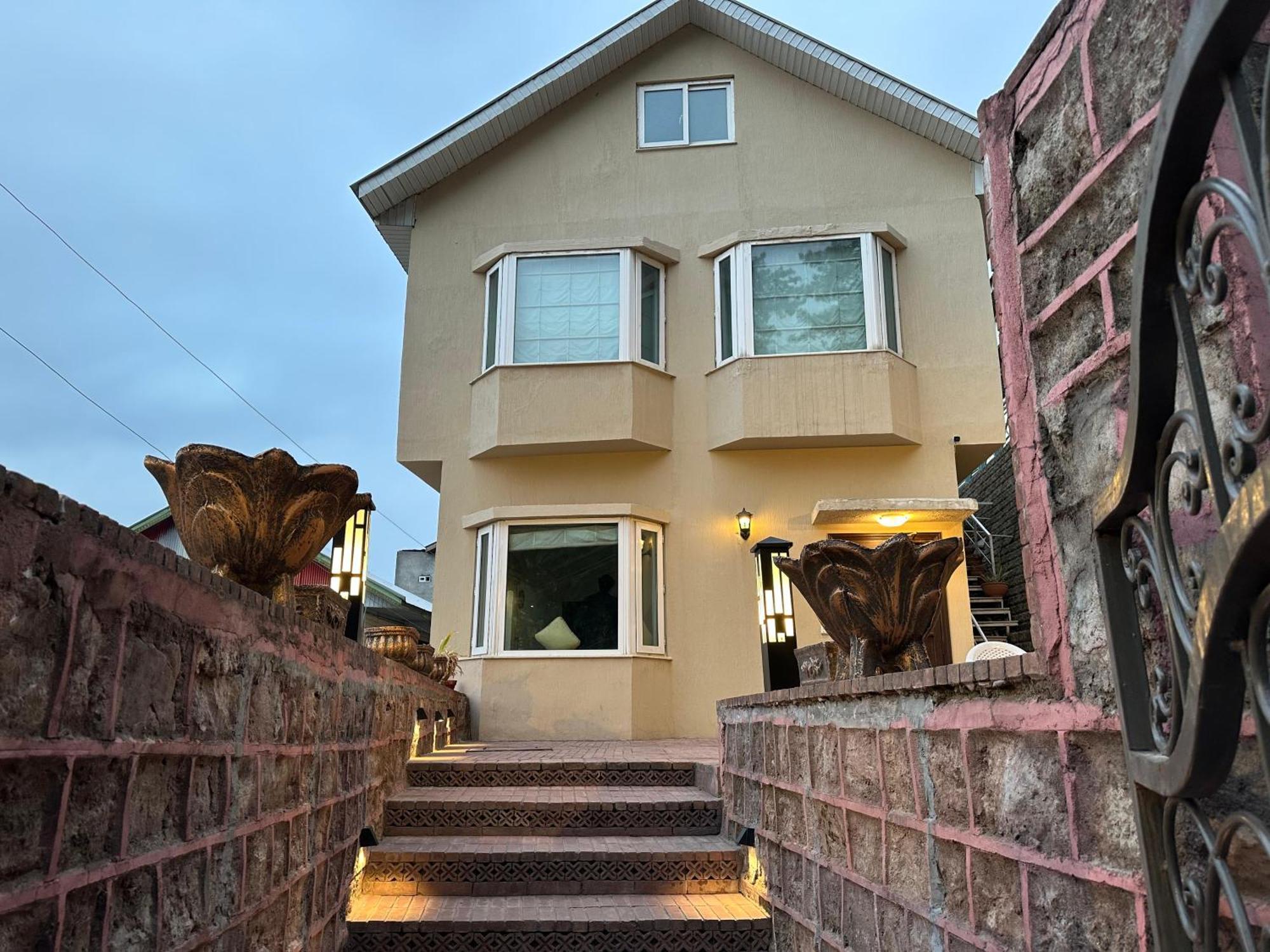 Sarah'S Lodge 무레 외부 사진
